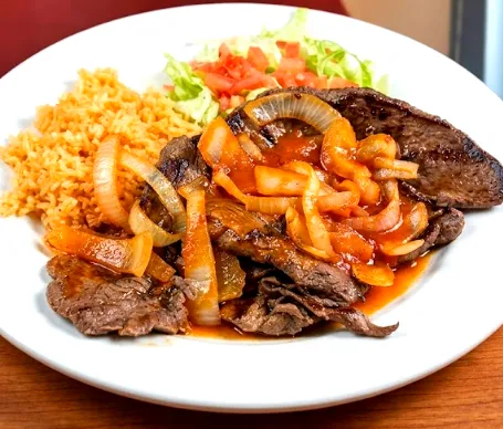 Bistec encebollado