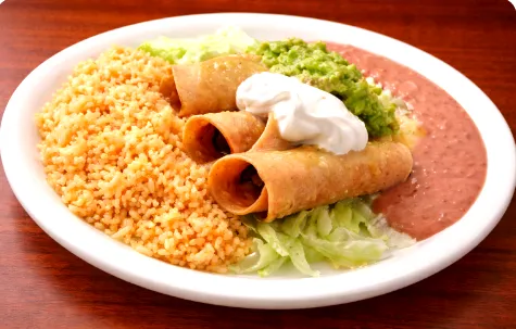 Combinación 16: taquitos con guacamole y crema