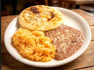 Plato de pupusas con arroz y frijoles